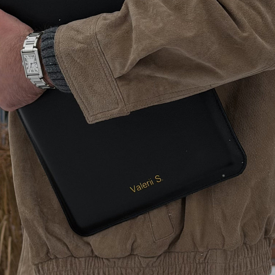 Шкіряний чохол INCARNE® з іменним тисненням «Valerii S.»
