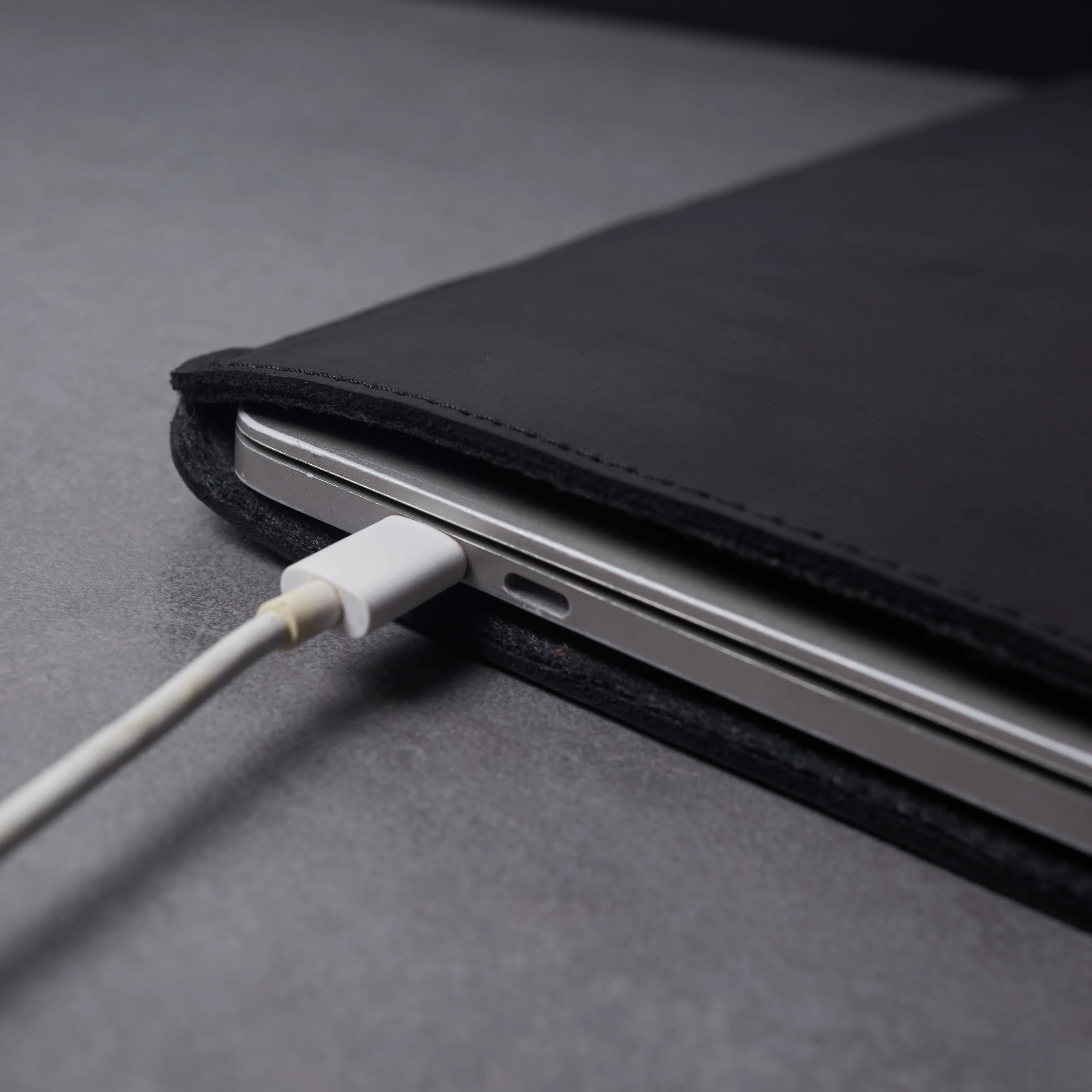 Деталь фактури натуральної вінтажної чорної шкіри комплекту ProDesk і чохла Free Port Plus від INCARNE