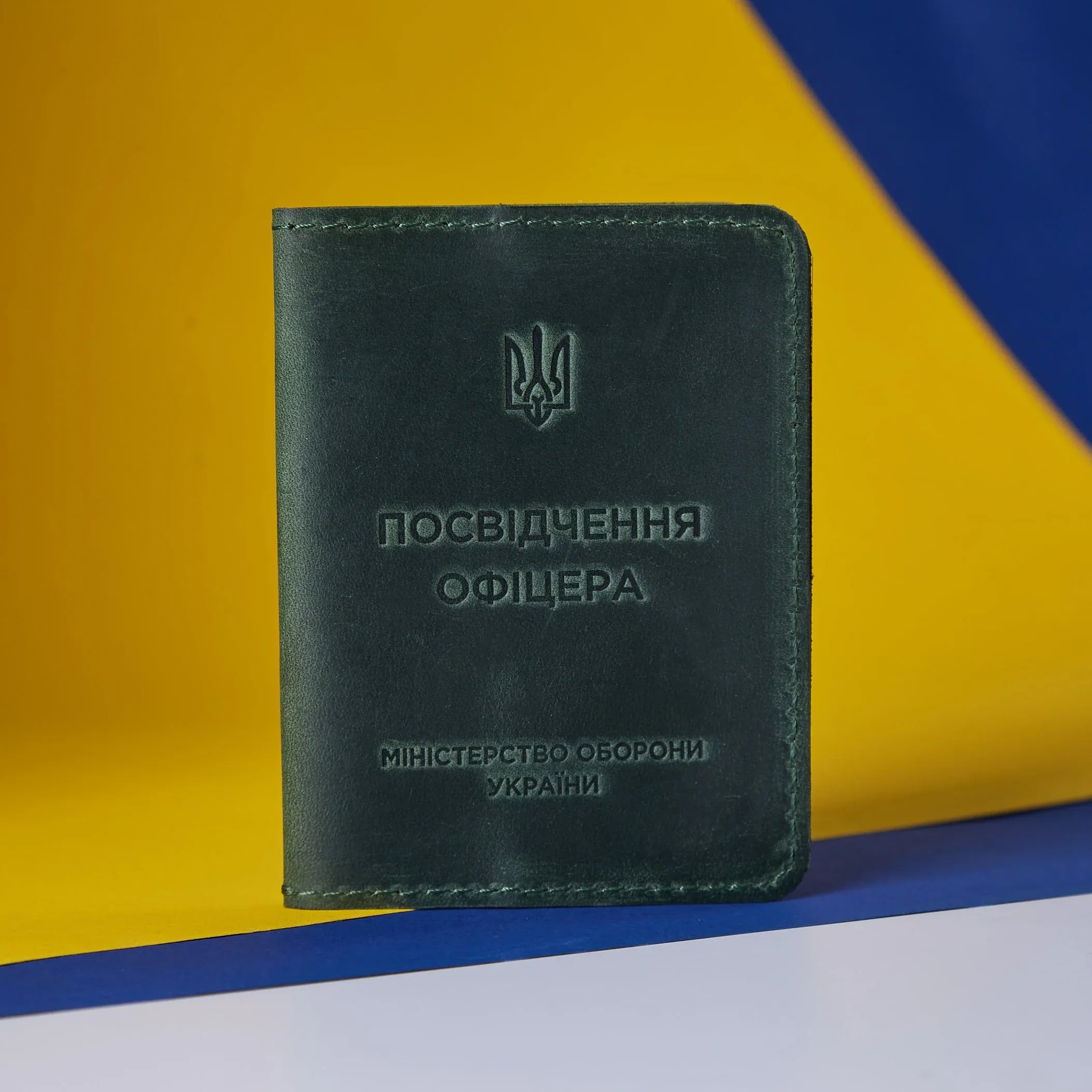 Зелена вінтажна шкіряна обкладинка на посвідчення офіцера МО України з тисненим Державним гербом від бренду INCARNE
