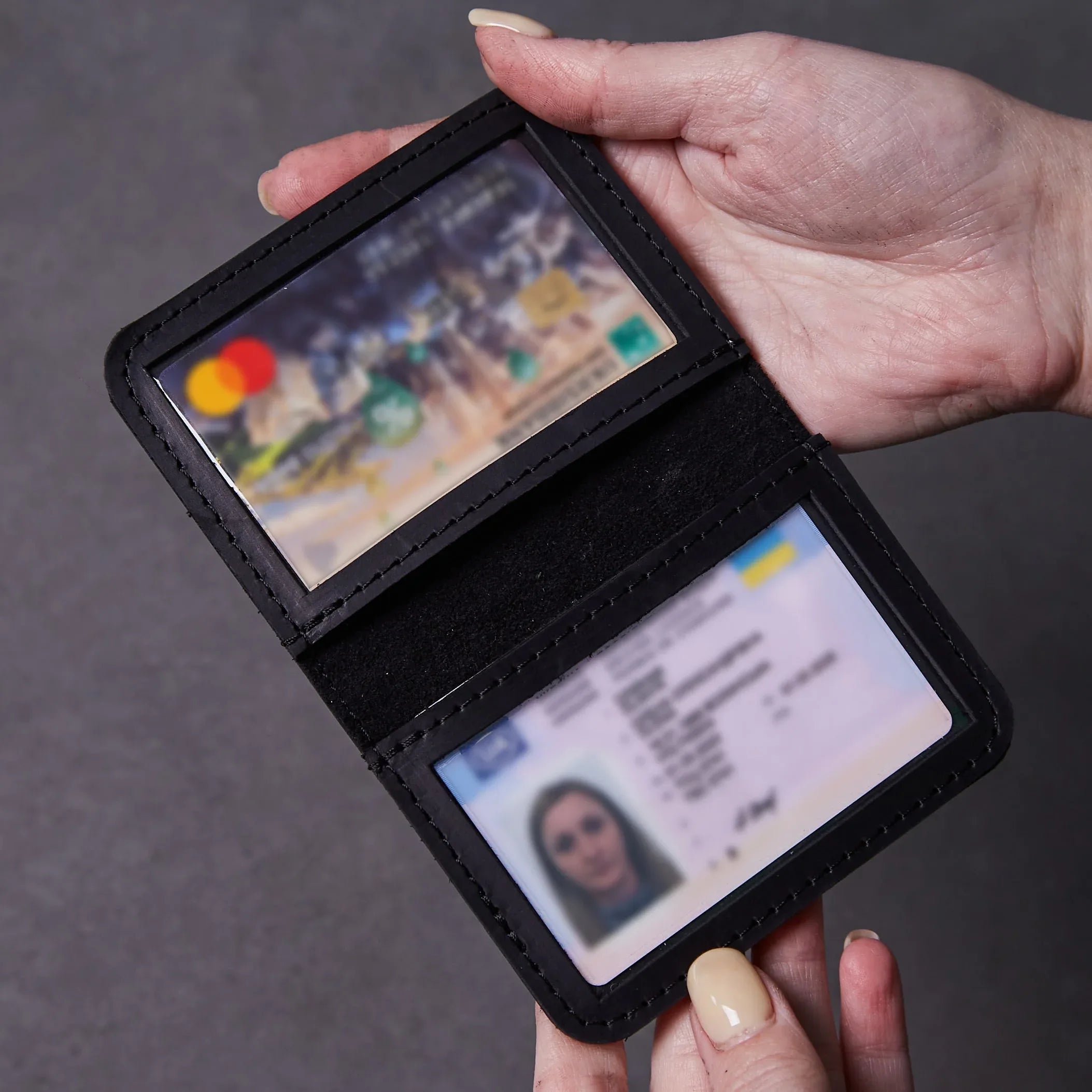 Відкрита обкладинка для ID та водійського посвідчення з прозорими віконцями та кишенями для карток, чорна вінтажна шкіра