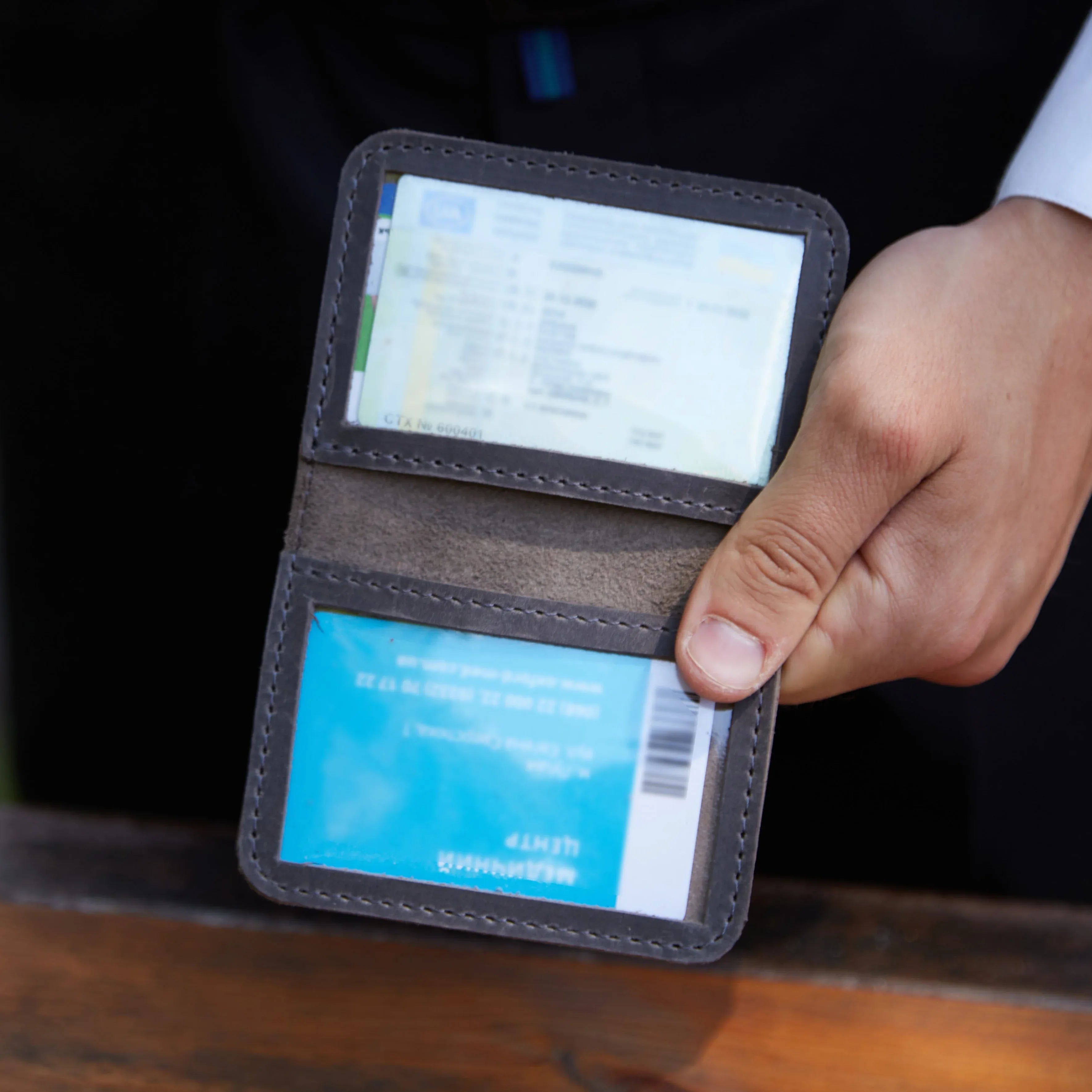 Розкрита обкладинка для ID та водійського з прозорими віконцями і кишенями для карток, сірий колір