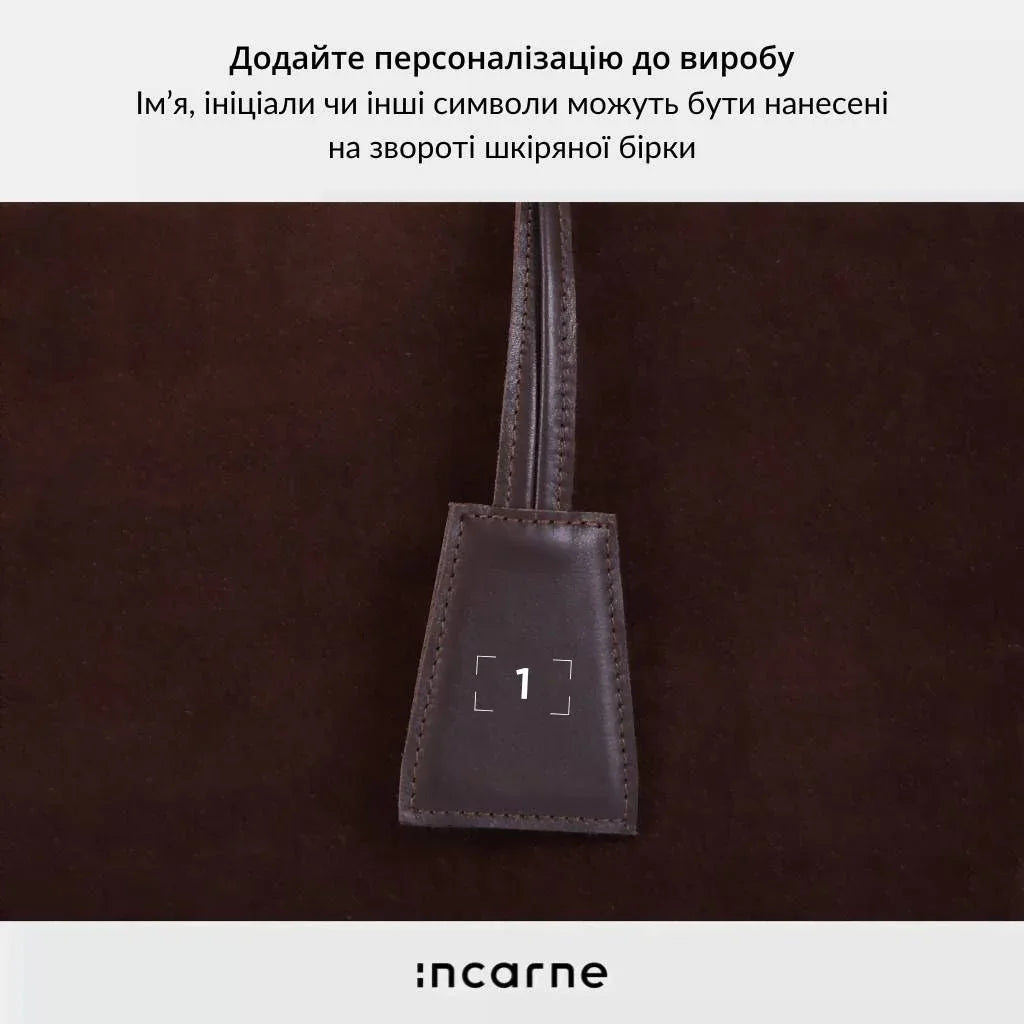 Персоналізація коричневої косметички Mirage, тиснення ініціалів на шкіряній вставці українською